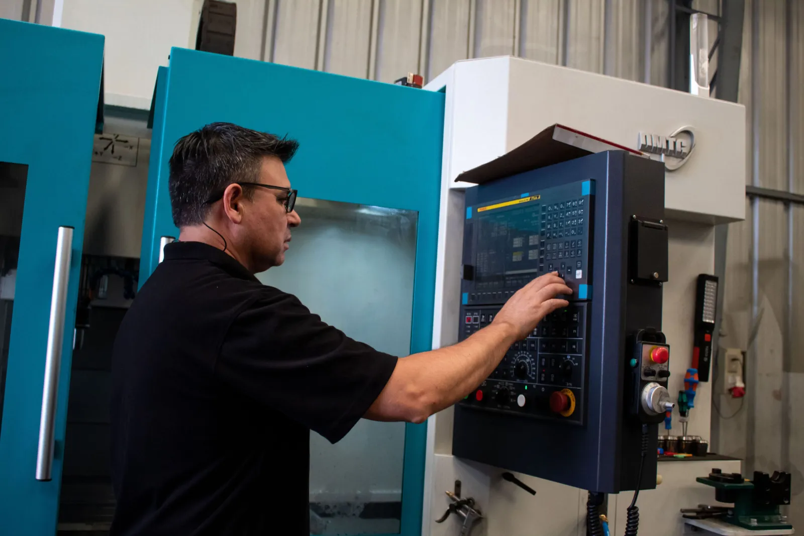 Operador de Promill programando un centro de mecanizado CNC