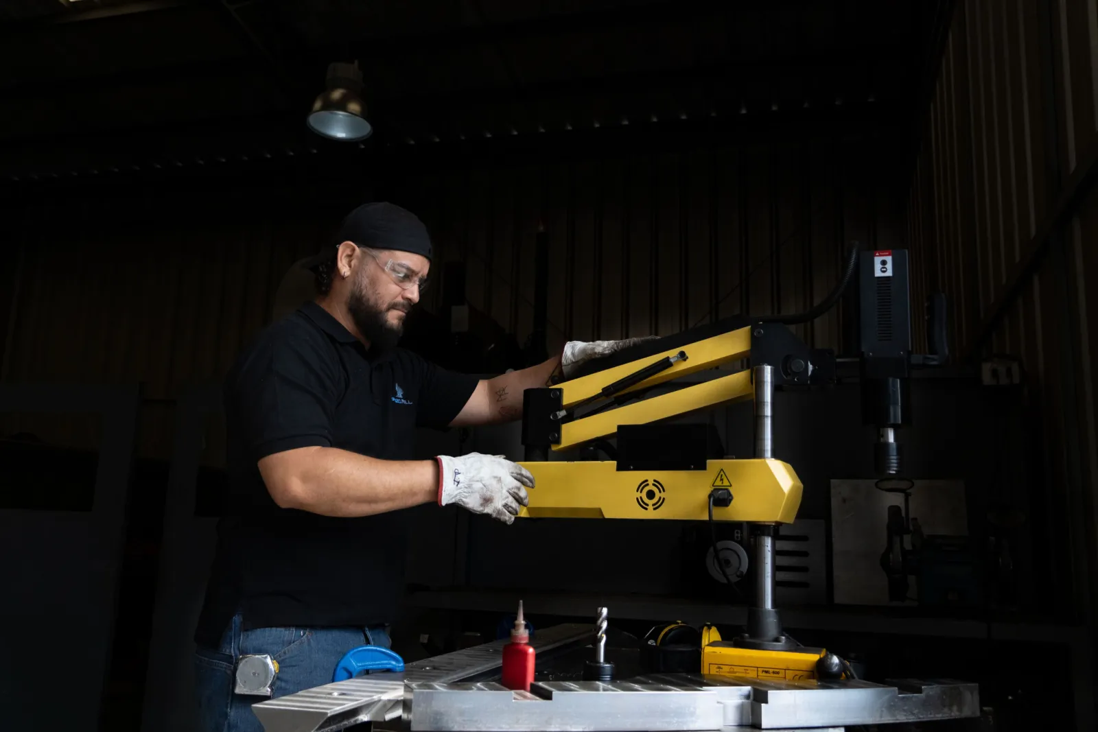 Maquinista de Promill operando un brazo roscador sobre una pieza mecanizada