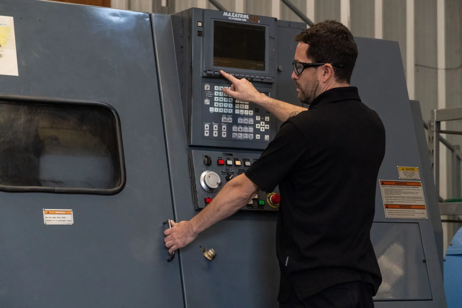 Operador de Promill en el control de un torno CNC