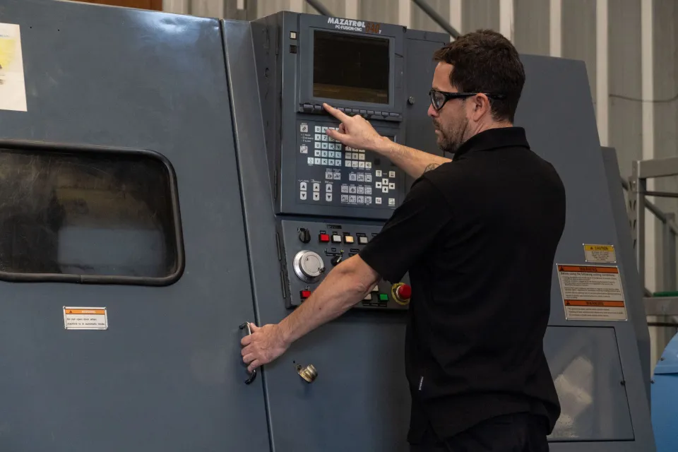 Operador de Promill en el control de un torno CNC